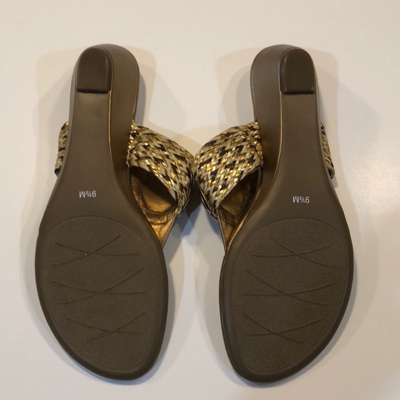 Gold Sandals 91/2 Medium - Picture 7 of 8